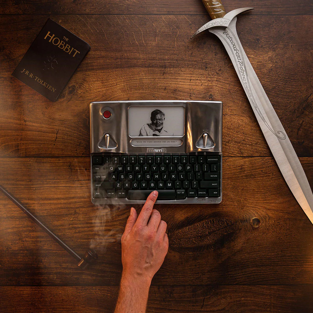 Ernest Hemingway Freewrite Signature Edition - Image 4